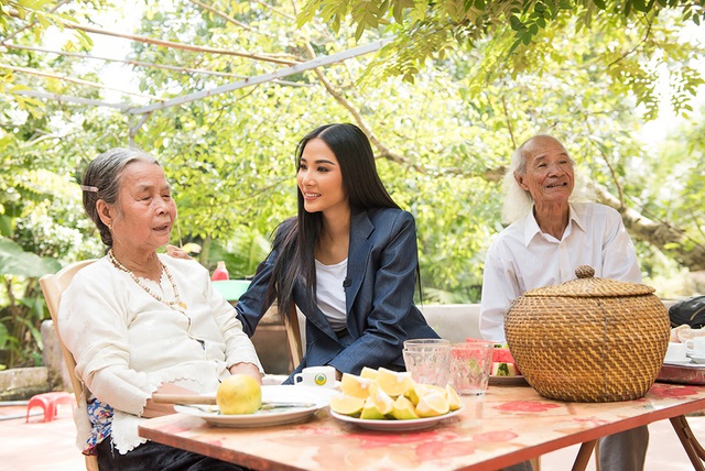 Hoàng Thùy về thăm quê nhà trước khi lên đường dự thi hoa hậu hoàn vũ - 4 Hoàng Thùy về thăm quê nhà trước khi lên đường dự thi hoa hậu hoàn vũ - 4
