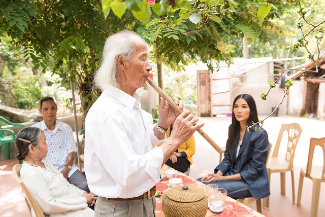 Hoàng Thùy về thăm quê nhà trước khi lên đường dự thi hoa hậu hoàn vũ - 6 Hoàng Thùy về thăm quê nhà trước khi lên đường dự thi hoa hậu hoàn vũ - 6