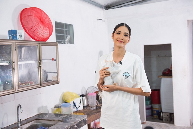 Hoàng Thùy về thăm quê nhà trước khi lên đường dự thi hoa hậu hoàn vũ - 17 Hoàng Thùy về thăm quê nhà trước khi lên đường dự thi hoa hậu hoàn vũ - 17