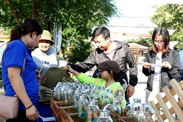 Người dân Hội An đổi rác thải lấy quà tặng