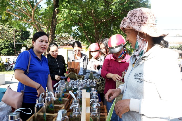 Người dân Hội An đổi rác thải lấy quà tặng