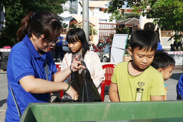 Người dân Hội An đổi rác thải lấy quà tặng