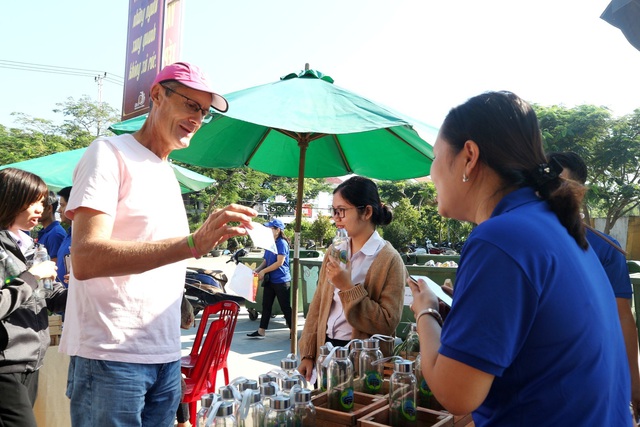 Người dân Hội An đổi rác thải lấy quà tặng 