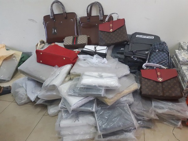 Bắt giữ hàng trăm túi xách, ví da hiệu Louis Vuitton, Dior đang tuồn đi tiêu thụ - 2 Bắt giữ hàng trăm túi xách, ví da hiệu Louis Vuitton, Dior đang tuồn đi tiêu thụ - 2
