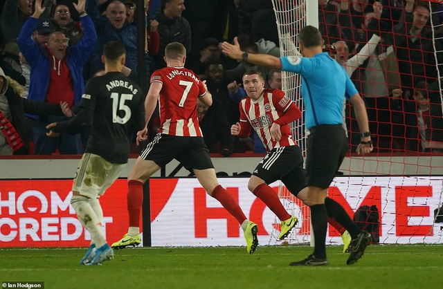 Sheffield United 3-3 Man Utd: Bảy ph&uacute;t kỳ lạ của &ldquo;Quỷ đỏ&rdquo; - 4