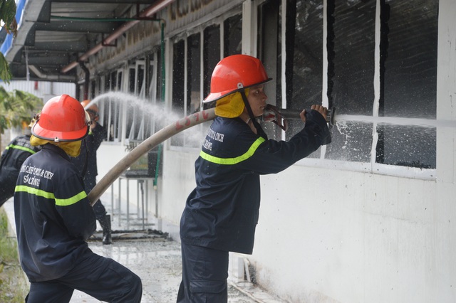 Những người lính cứu hỏa quả cảm trong vụ cháy Công ty may Nhà Bè - Sóc Trăng - 1 Những người lính cứu hỏa quả cảm trong vụ cháy Công ty may Nhà Bè - Sóc Trăng - 1