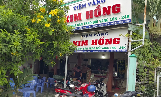 Nghi can bịt mặt, cầm b&uacute;a cướp tiệm v&agrave;ng bị bắt - 1