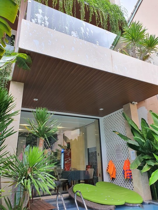 Một nh&agrave; h&agrave;ng ở Hội An bị kẻ xấu n&eacute;m sơn giữa ban ng&agrave;y - 1