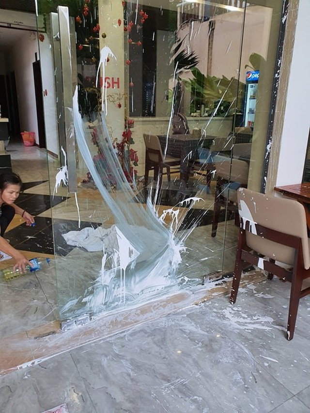 Một nh&agrave; h&agrave;ng ở Hội An bị kẻ xấu n&eacute;m sơn giữa ban ng&agrave;y - 2