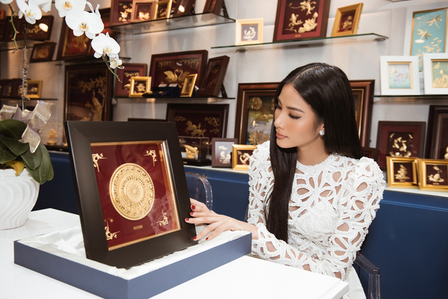 B&iacute; mật tạo n&ecirc;n vẻ đẹp của m&oacute;n qu&agrave; Ho&agrave;ng Th&ugrave;y d&agrave;nh tặng tổ thức Hoa hậu Ho&agrave;n vũ Thế giới 2019 - 1