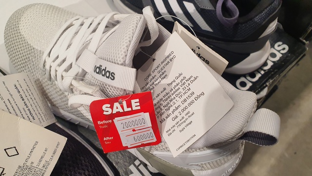 Giày Nike, Adidas giảm giá 80%, dân tình vẫn lắc đầu “nguây nguẩy” - 4