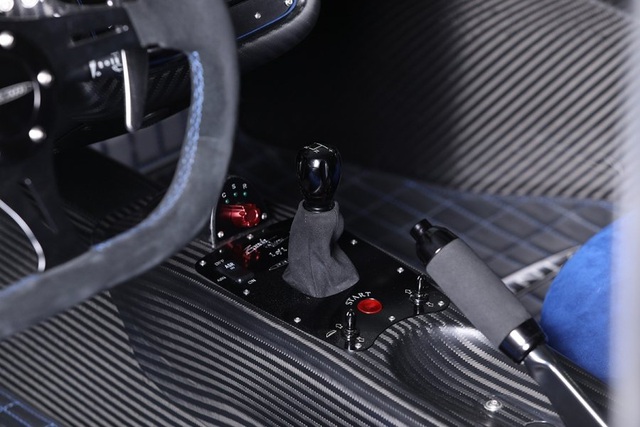 Cận cảnh siêu xe Pagani Zonda Riviera độc nhất giá 5,5 triệu USD - 11 Cận cảnh siêu xe Pagani Zonda Riviera độc nhất giá 5,5 triệu USD - 11