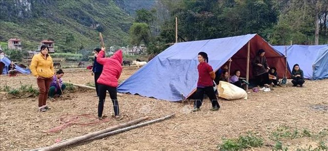 Dân dựng lán ngủ ngoài đồng sau nhiều trận động đất liên tiếp - 1