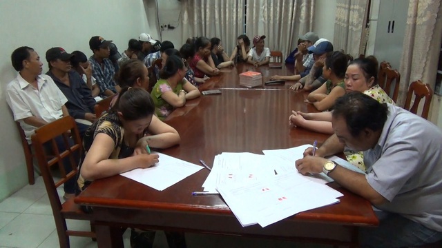 Bắt quả tang tụ điểm đánh bạc trong hẻm, thu giữ gần 100 triệu trên chiếu bạc - 1 Bắt quả tang tụ điểm đánh bạc trong hẻm, thu giữ gần 100 triệu trên chiếu bạc - 1