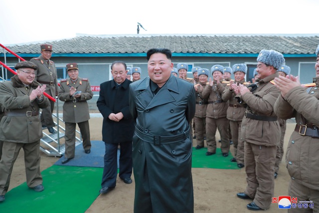 “Giải mã” phong cách thời trang mới của ông Kim Jong-un - 1