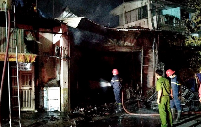 Cứu cả gia đình 5 người kẹt trong cửa hàng bị cháy ở Sài Gòn - 1