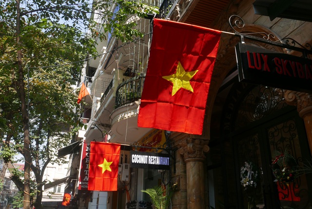 Kh&ocirc;ng kh&iacute; cổ vũ b&oacute;ng đ&aacute; rạo rực khắp H&agrave; Nội - 2