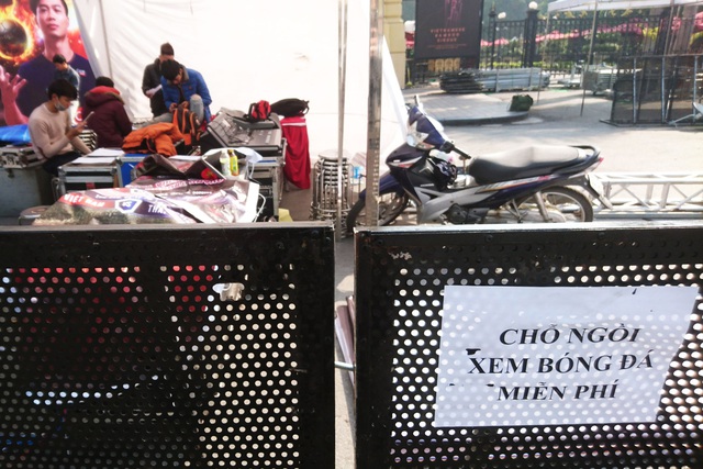 Kh&ocirc;ng kh&iacute; cổ vũ b&oacute;ng đ&aacute; rạo rực khắp H&agrave; Nội - 14