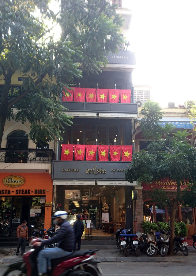 Kh&ocirc;ng kh&iacute; cổ vũ b&oacute;ng đ&aacute; rạo rực khắp H&agrave; Nội - 10