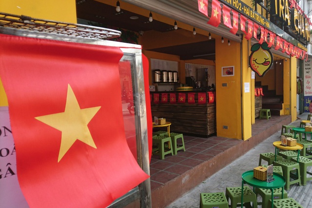 Kh&ocirc;ng kh&iacute; cổ vũ b&oacute;ng đ&aacute; rạo rực khắp H&agrave; Nội - 15