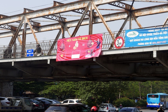 Kh&ocirc;ng kh&iacute; cổ vũ b&oacute;ng đ&aacute; rạo rực khắp H&agrave; Nội - 1