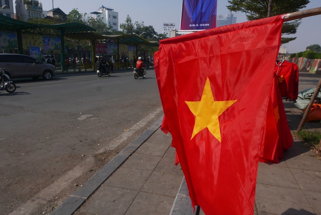 Kh&ocirc;ng kh&iacute; cổ vũ b&oacute;ng đ&aacute; rạo rực khắp H&agrave; Nội - 8