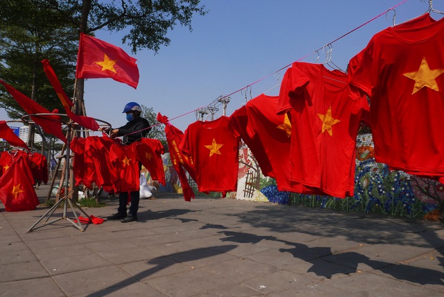 Kh&ocirc;ng kh&iacute; cổ vũ b&oacute;ng đ&aacute; rạo rực khắp H&agrave; Nội - 3