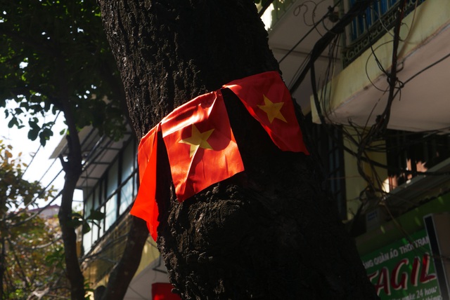 Kh&ocirc;ng kh&iacute; cổ vũ b&oacute;ng đ&aacute; rạo rực khắp H&agrave; Nội - 9