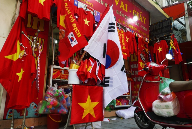 Kh&ocirc;ng kh&iacute; cổ vũ b&oacute;ng đ&aacute; rạo rực khắp H&agrave; Nội - 4