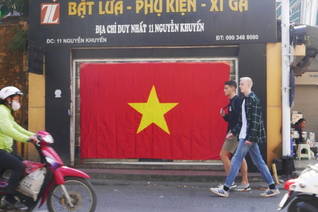 Kh&ocirc;ng kh&iacute; cổ vũ b&oacute;ng đ&aacute; rạo rực khắp H&agrave; Nội - 7