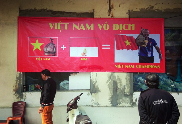 Kh&ocirc;ng kh&iacute; cổ vũ b&oacute;ng đ&aacute; rạo rực khắp H&agrave; Nội - 5