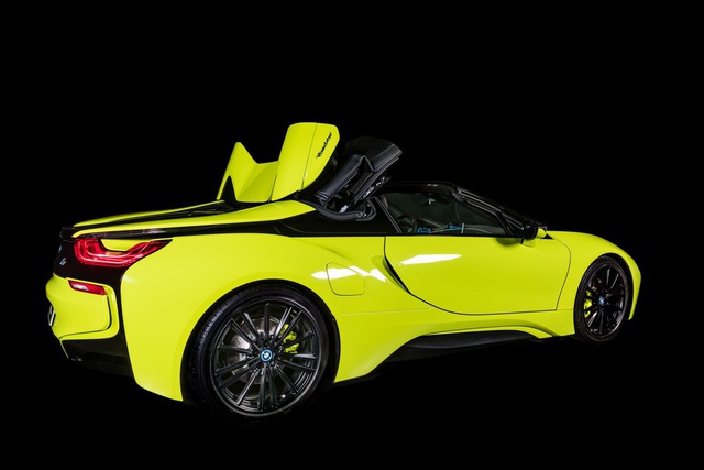 Cận cảnh chiếc BMW i8 Roadster m&agrave;u xanh neon độc nhất v&ocirc; nhị - 17