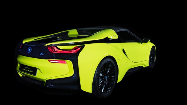Cận cảnh chiếc BMW i8 Roadster m&agrave;u xanh neon độc nhất v&ocirc; nhị - 16