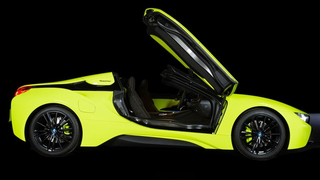 Cận cảnh chiếc BMW i8 Roadster m&agrave;u xanh neon độc nhất v&ocirc; nhị - 3