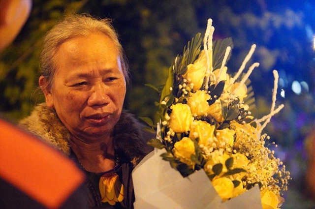 Cha mẹ cầu thủ Tiến Linh từ Bình Dương ra Hà Nội để đón con cùng đồng đội về nước - 3 Cha mẹ cầu thủ Tiến Linh từ Bình Dương ra Hà Nội để đón con cùng đồng đội về nước - 3