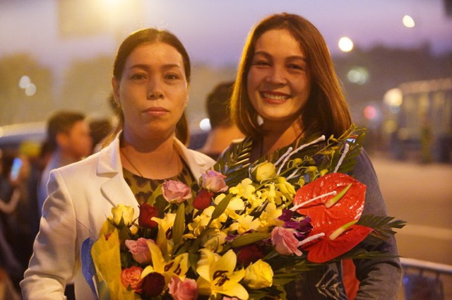 Cha mẹ cầu thủ Tiến Linh từ Bình Dương ra Hà Nội để đón con cùng đồng đội về nước - 2 Cha mẹ cầu thủ Tiến Linh từ Bình Dương ra Hà Nội để đón con cùng đồng đội về nước - 2