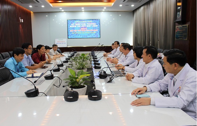 Bệnh viện Chợ Rẫy tặng toàn bộ phần thưởng Nhân tài Đất Việt cho người nghèo - 1 Bệnh viện Chợ Rẫy tặng toàn bộ phần thưởng Nhân tài Đất Việt cho người nghèo - 1