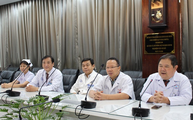 Bệnh viện Chợ Rẫy tặng toàn bộ phần thưởng Nhân tài Đất Việt cho người nghèo - 2 Bệnh viện Chợ Rẫy tặng toàn bộ phần thưởng Nhân tài Đất Việt cho người nghèo - 2
