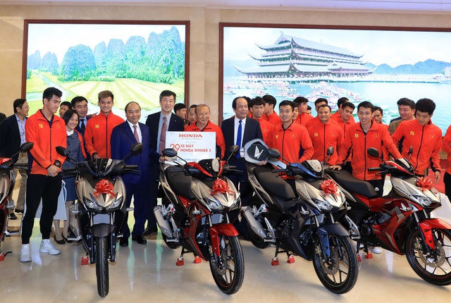 Honda tặng xe máy cho Thế hệ Vàng bóng đá Việt Nam tại SEA Games 30 - 2 Honda tặng xe máy cho Thế hệ Vàng bóng đá Việt Nam tại SEA Games 30 - 2