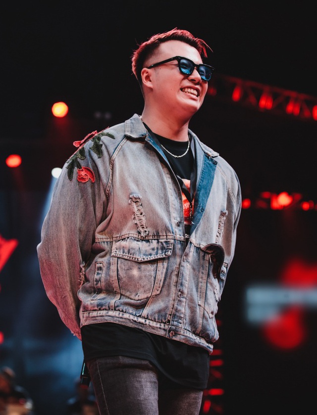 BigDaddy và vợ Emily cháy hết mình trong “Ngày hội của Rap Việt” - 9 BigDaddy và vợ Emily cháy hết mình trong “Ngày hội của Rap Việt” - 9