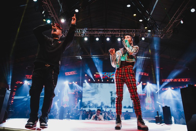 BigDaddy và vợ Emily cháy hết mình trong “Ngày hội của Rap Việt” - 2 BigDaddy và vợ Emily cháy hết mình trong “Ngày hội của Rap Việt” - 2