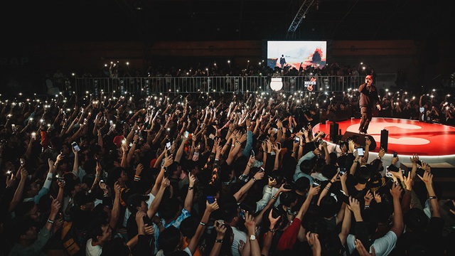 BigDaddy và vợ Emily cháy hết mình trong “Ngày hội của Rap Việt” - 1 BigDaddy và vợ Emily cháy hết mình trong “Ngày hội của Rap Việt” - 1