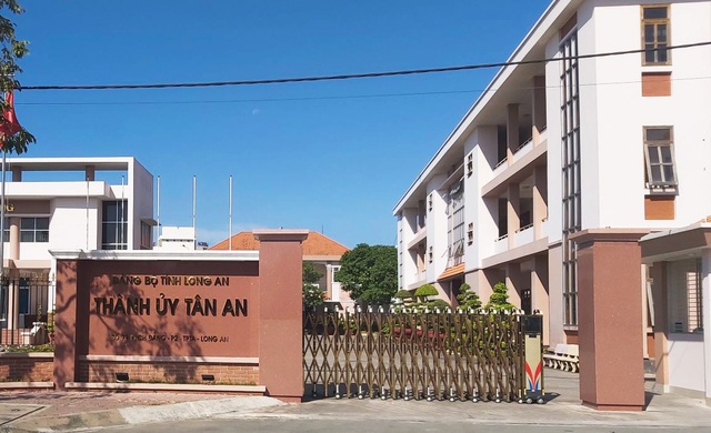 Chủ nhiệm Ủy ban Kiểm tra Thành ủy bị tố không có bằng cấp 3 - 1 Chủ nhiệm Ủy ban Kiểm tra Thành ủy bị tố không có bằng cấp 3 - 1