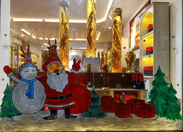 Vẽ &ocirc;ng gi&agrave; Noel tr&ecirc;n k&iacute;nh: Nghệ thuật m&uacute;a b&uacute;t h&aacute;i ra tiền - 1