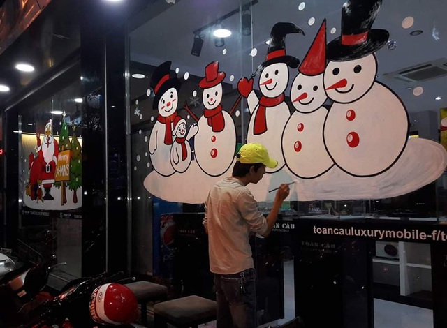 Vẽ &ocirc;ng gi&agrave; Noel tr&ecirc;n k&iacute;nh: Nghệ thuật m&uacute;a b&uacute;t h&aacute;i ra tiền - 2