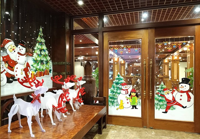 Vẽ &ocirc;ng gi&agrave; Noel tr&ecirc;n k&iacute;nh: Nghệ thuật m&uacute;a b&uacute;t h&aacute;i ra tiền - 3