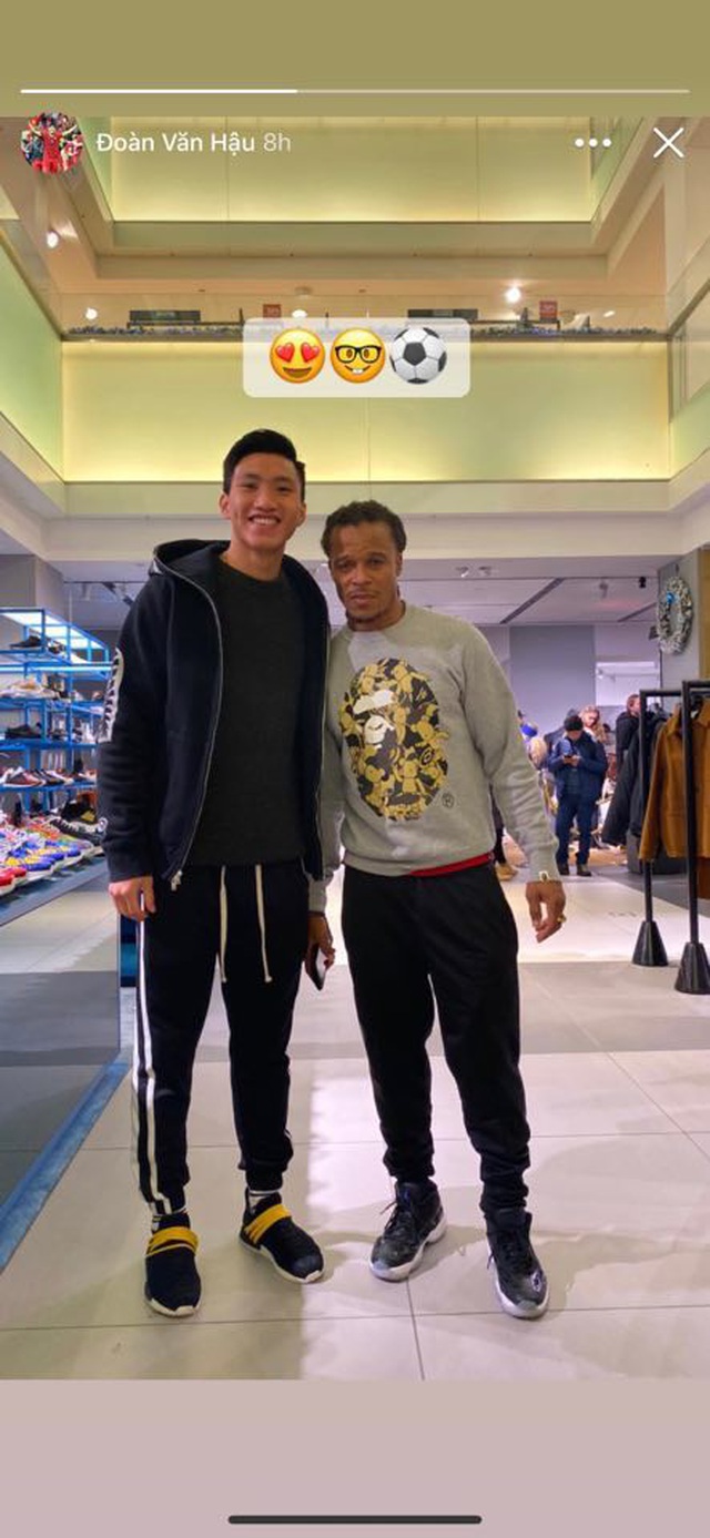Đo&agrave;n Văn Hậu tươi cười chụp ảnh c&ugrave;ng cựu danh thủ Edgar Davids - 1