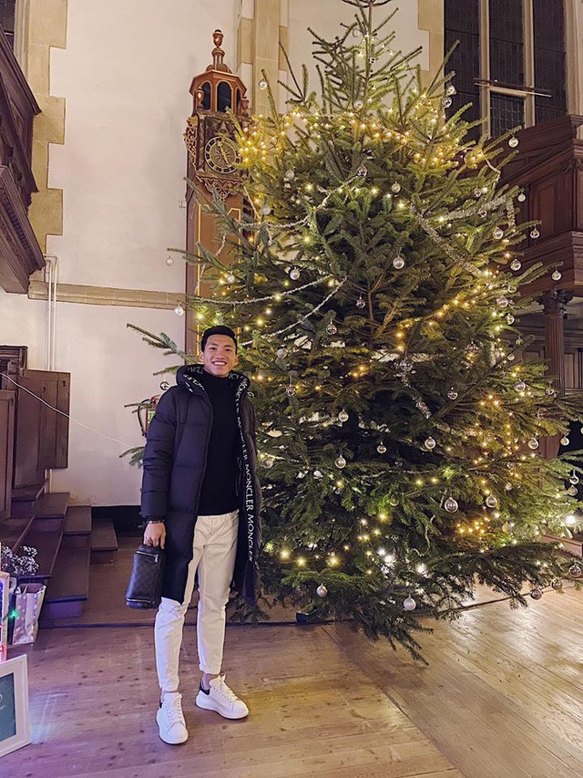 Đo&agrave;n Văn Hậu tươi cười chụp ảnh c&ugrave;ng cựu danh thủ Edgar Davids - 2