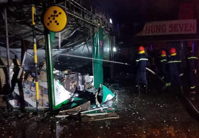Siêu thị cháy lớn ngày cuối năm, hàng tỷ đồng ra tro - 3