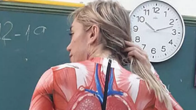Cô giáo dạy Giải phẫu học gây sốc khi mặc trang phục giáo cụ trực quan đến trường - 1